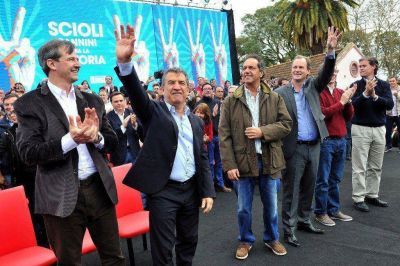 En un acto en Gualeguaych�, Scioli afirm�: �El Pato Urribarri seguir� siendo protagonista� 