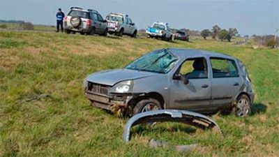Un auto despist� y volc�: Cinco personas fueron hospitalizadas