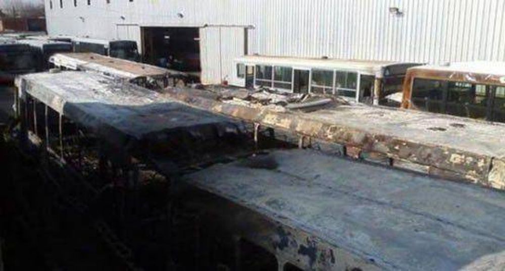 Varios colectivos quemados en incendio de galp�n
