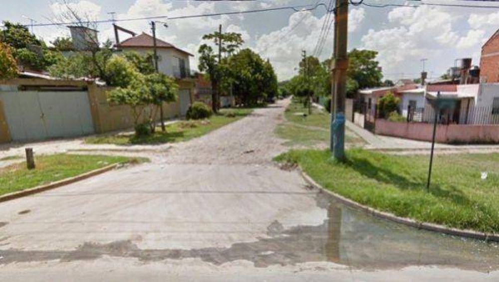 Atropellan tres veces a mujer polic�a para robarle el arma