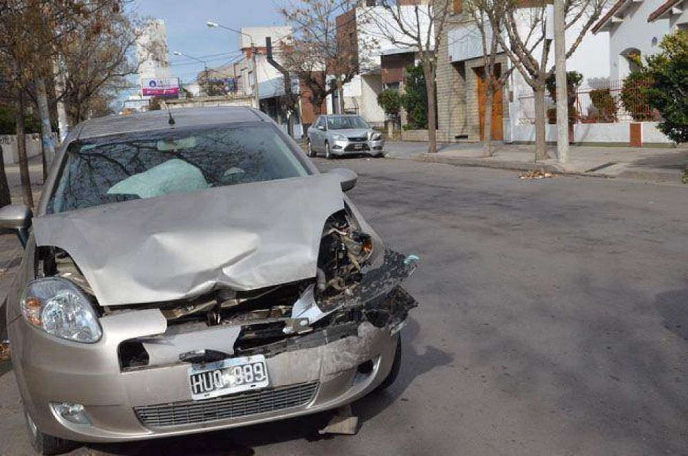 En estado de �ebridad�, choc� a mitad de cuadra y en el centro