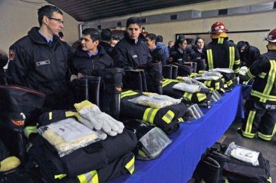Peralta entreg� trajes estructurales para bomberos de R�o Gallegos