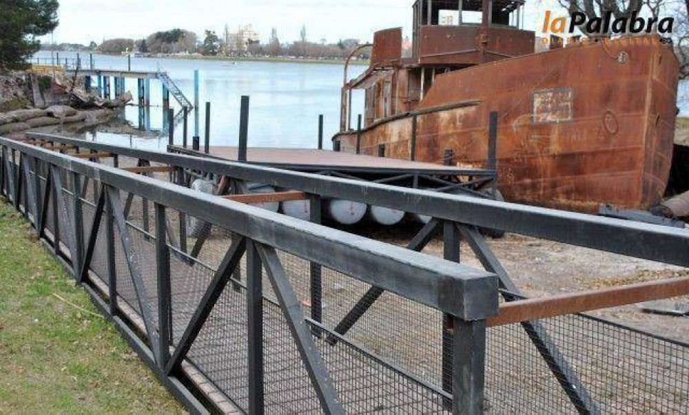 El pontn para la obra del Muelle Nacional, listo para ser emplazado