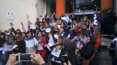 Los maestros inician un acampe frente a la Legislatura