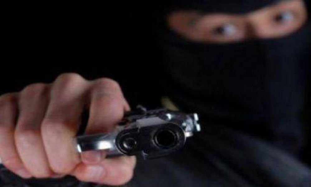 Tres delincuentes encapuchados y armados robaron cerca de 40 mil pesos