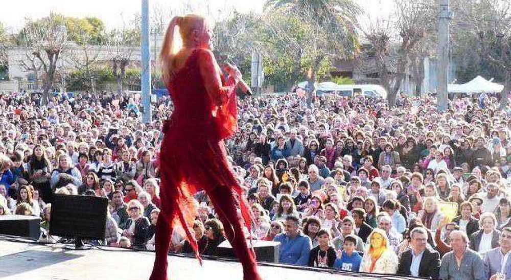 Espectacular show de Valeria Lynch en Saladillo