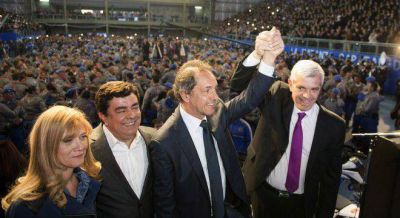 En medio de la crisis con An�bal, Scioli le arma a un acto a Dom�nguez con intendentes