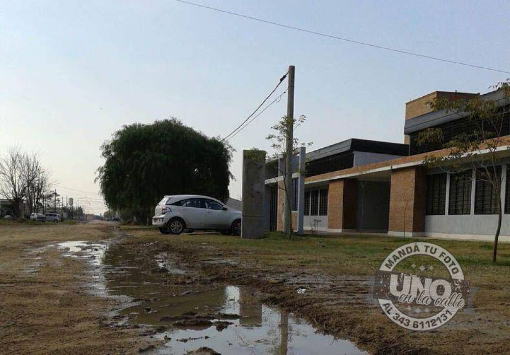 El agua de un ca�o roto dificulta el ingreso a una escuela de Paran�
