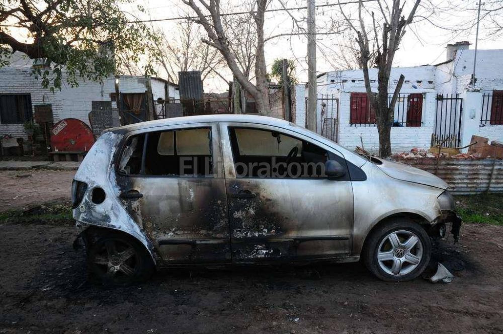 Coche quemado en Ciudadela Norte