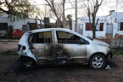 Coche quemado en Ciudadela Norte