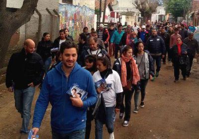 Cafiero visit� casa por casa a vecinos del bajo Boulogne y Barrio La Cava