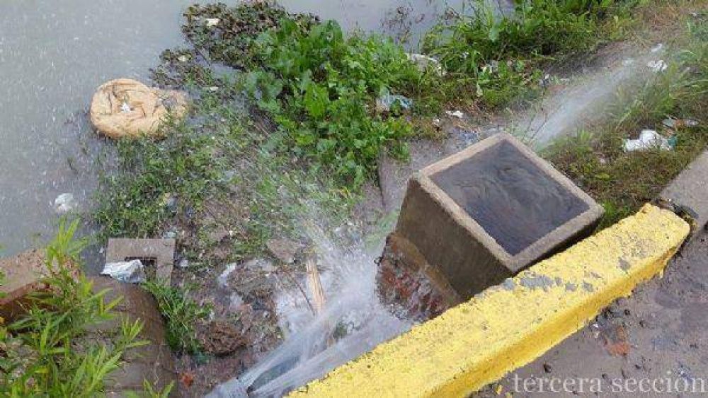 Cataratas en Ensenada: desde hace semanas, un ca�o de agua roto preocupa a los vecinos