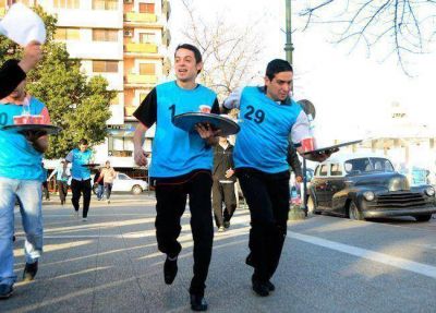 La carrera de mozos engalan� la plaza de destreza y color
