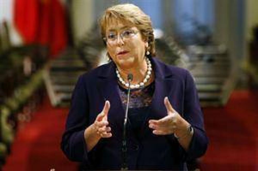 Bachelet busca relanzar su gobierno en pleno declive