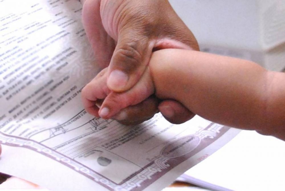 Un beb� con apellido materno primero