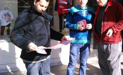 Kuhn reparte boletas y charla con vecinos