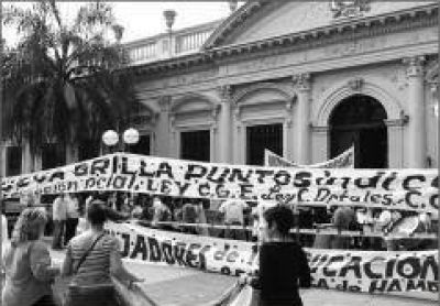 Docentes en huelga de hambre frente a Casa de Gobierno y la Legislatura provincial