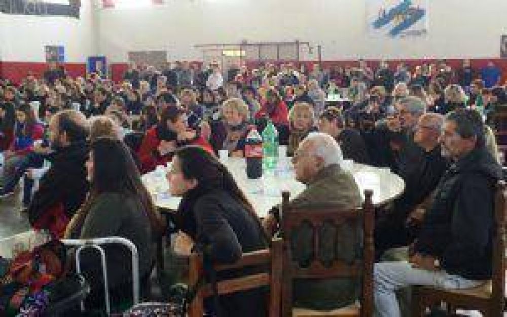 Acto de campa�a de La C�mpora Chivilcoy en el club Independiente