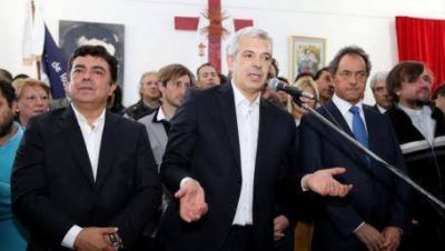 Dom�nguez, junto a Scioli e intendentes en La Plata