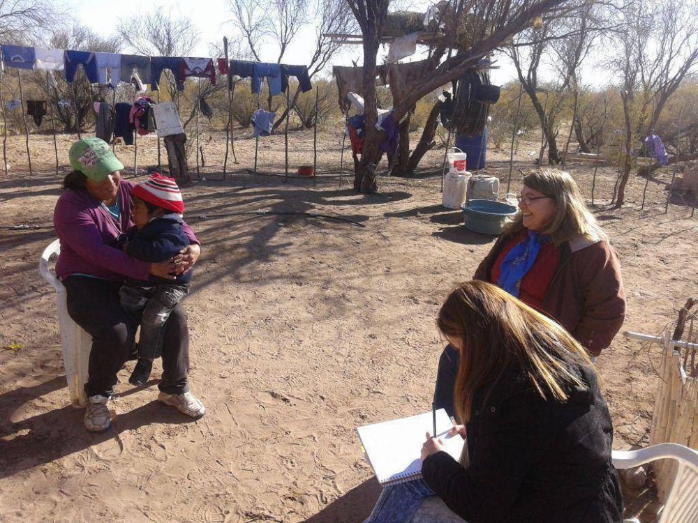 La traves�a de una madre que carga a su hijo en el desierto
