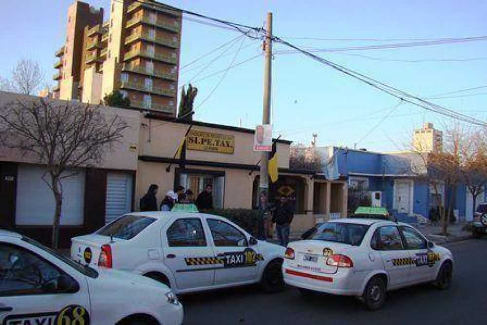 Taxistas manifiestan porque no los dejan afiliar