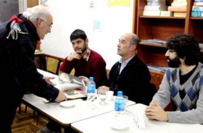 Alberto Rodr�guez dialog� con vecinos y comerciantes del puerto marplatense