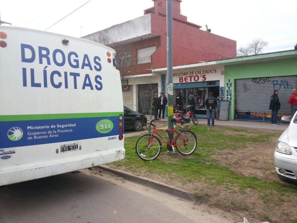 Allanamiento a zapater�a: encuentran drogas y armas