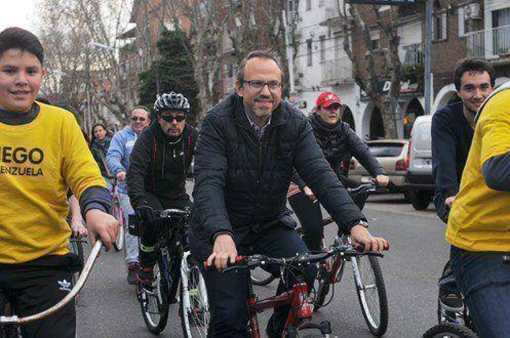 A poco de las PASO, Valenzuela realiz� una caravana por el cambio por todo Tres de Febrero