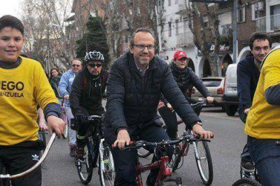 A poco de las PASO, Valenzuela realiz� una caravana por el cambio por todo Tres de Febrero