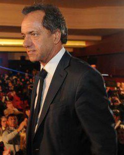 Scioli de paso por la ciudad, con el anodino discurso de siempre, y ni una palabra del cierre de la UPA