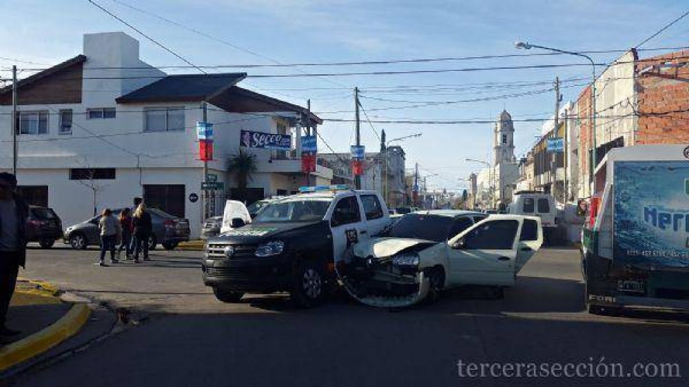 Susto en Ensenada: patrullero persegu�a a una moto en contramano y se estrell� contra un auto