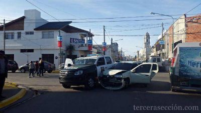 Susto en Ensenada: patrullero persegu�a a una moto en contramano y se estrell� contra un auto