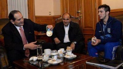 El Gobernador recibi� al tucumano campe�n Panamericano de karate