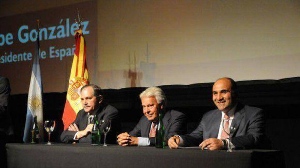Manzur: �Con Felipe Gonz�lez compartimos la visi�n de concebir a las pol�ticas p�blicas como motor de inclusi�n y equidad�