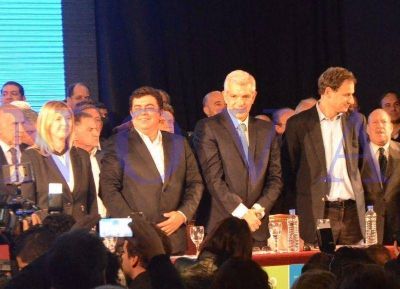 Sin Scioli pero con fuerte apoyo de intendentes, Dom�nguez cerr� su campa�a en La Plata