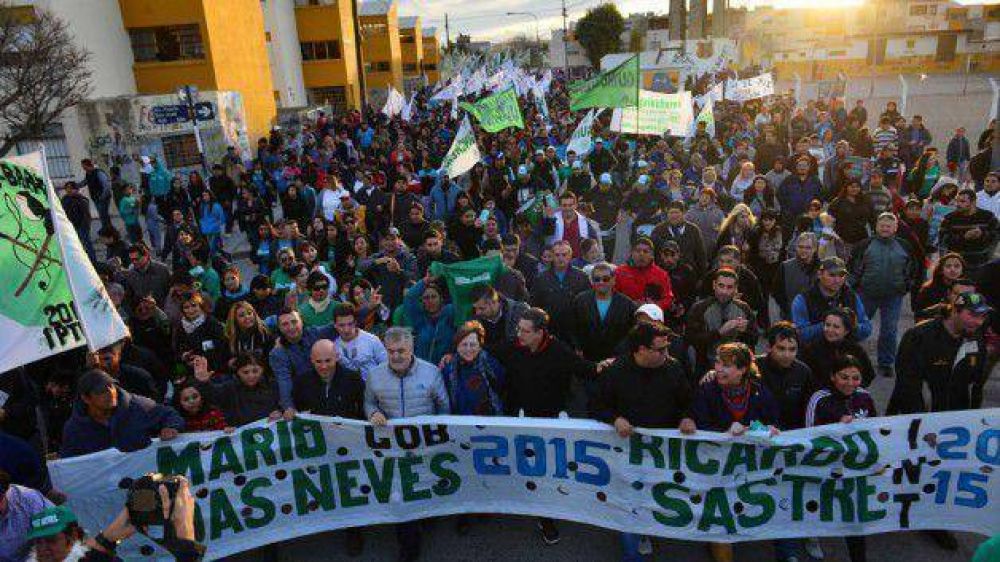 Das Neves cerr� la campa�a en Madryn con una caminata junto a Sastre