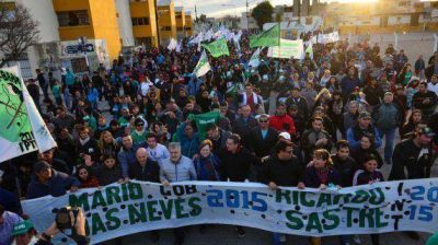 Das Neves cerr� la campa�a en Madryn con una caminata junto a Sastre