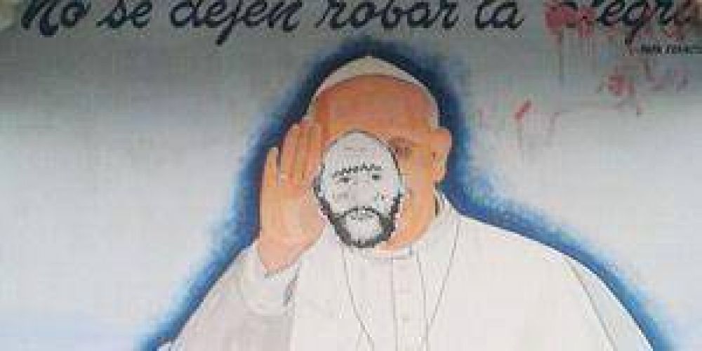 Da�an mural del Papa Francisco pegando caricatura de Insfr�n