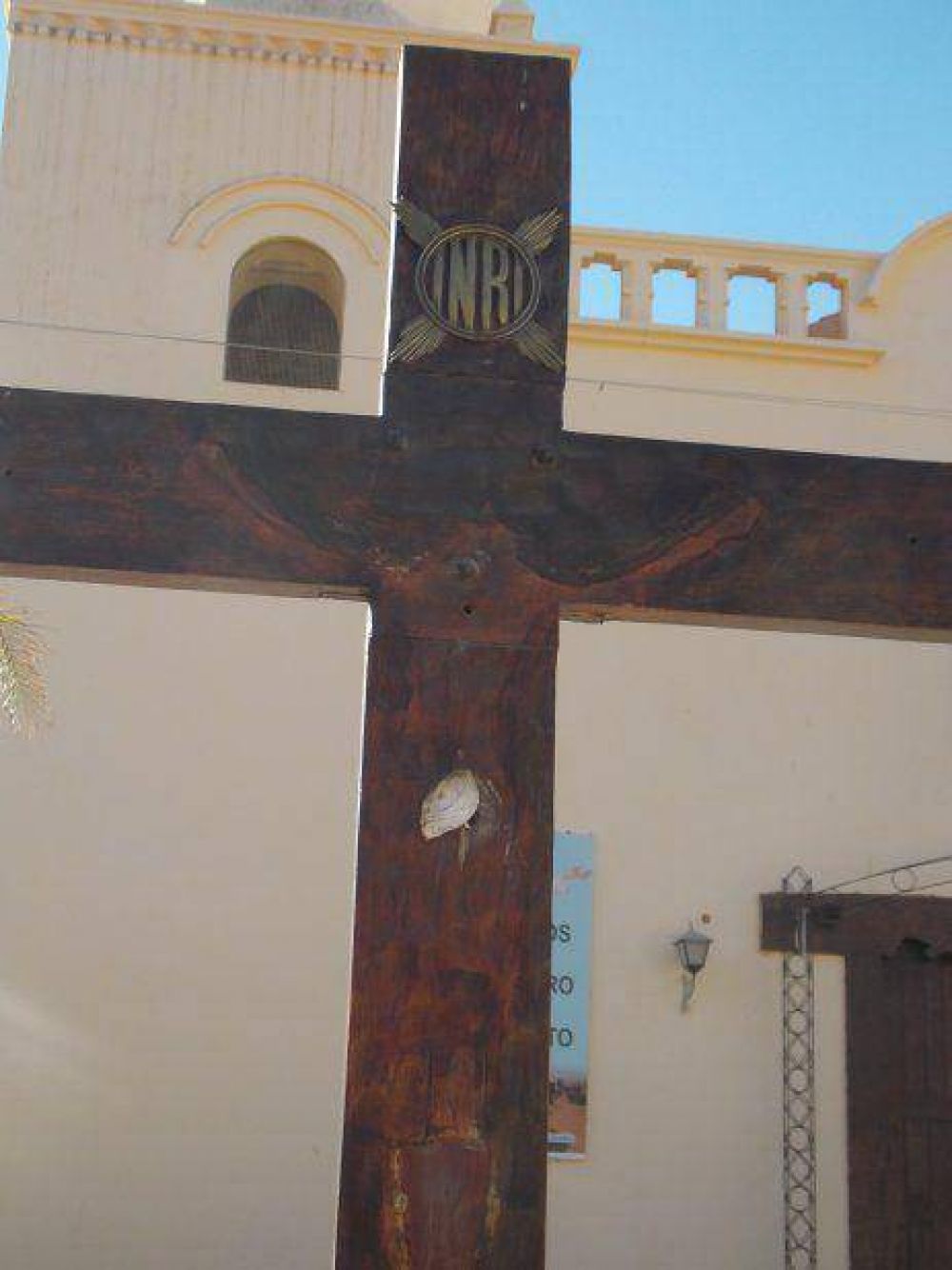 Roban Cristo de bronce del patio de una iglesia