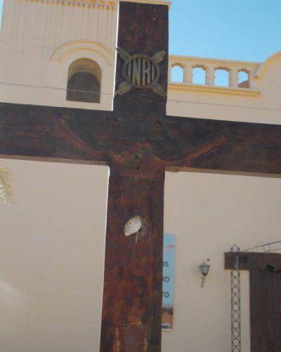 Roban Cristo de bronce del patio de una iglesia