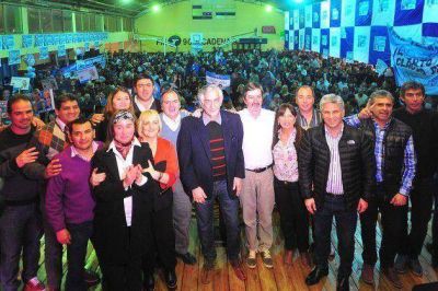 El gobernador Poggi acompa�� a Alberto Rodr�guez Sa� en el cierre de la campa�a en Jun�n