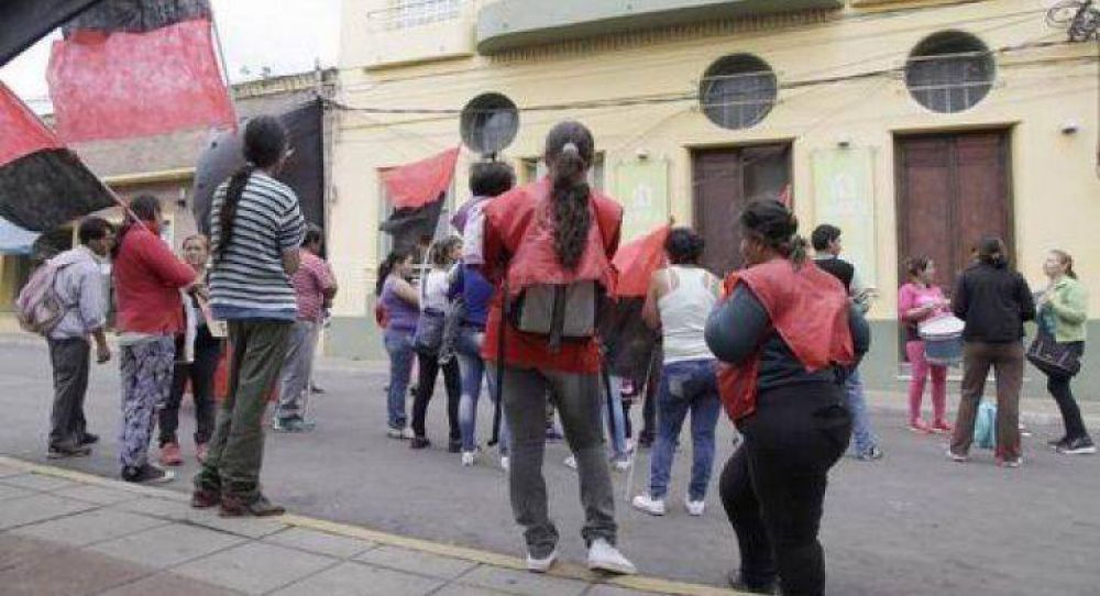 Familias sin techo reclamaron al Invico