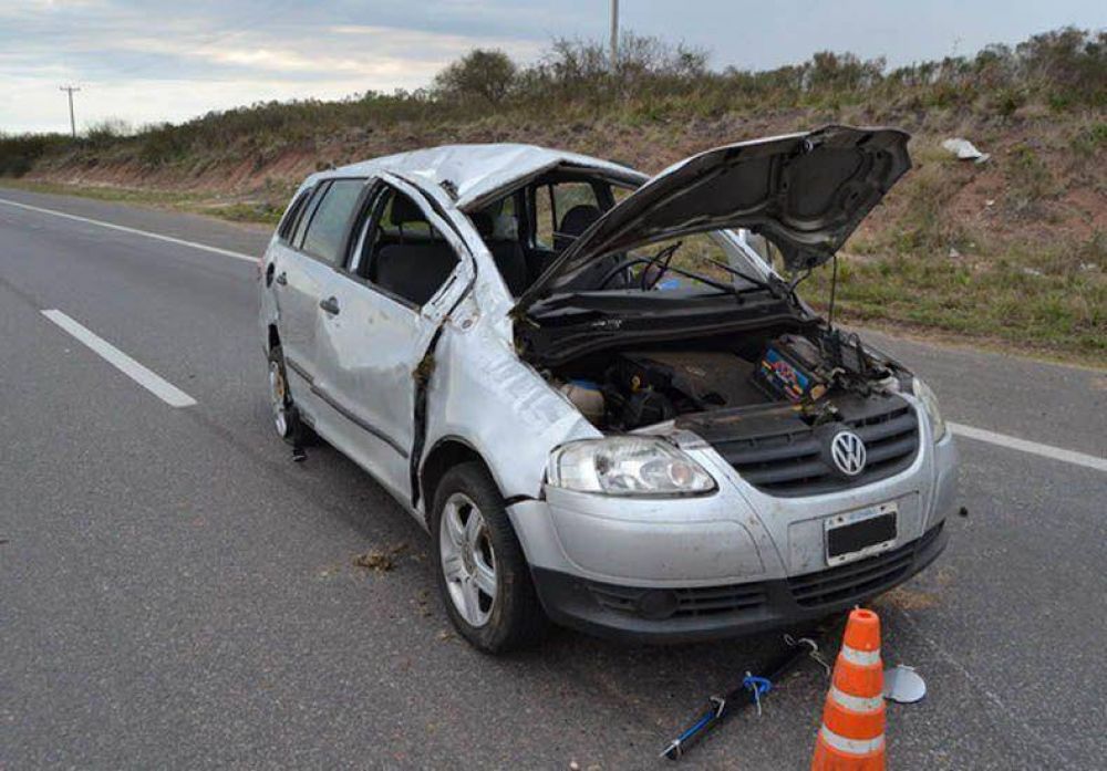 Familia accidentada en la ruta nacional 14