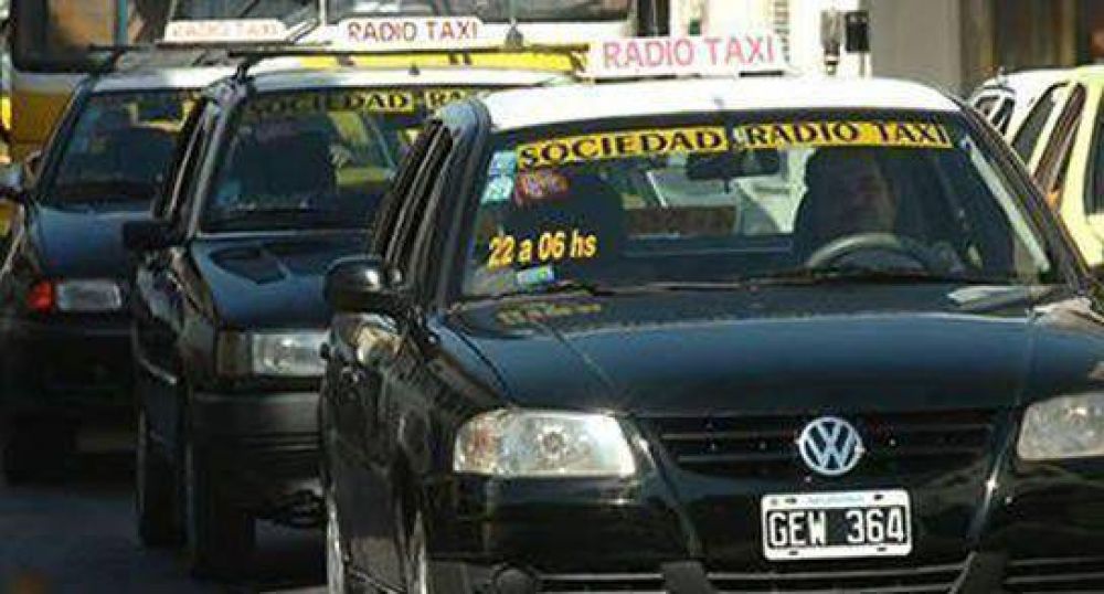Taxista enfrent� a ladrones a trompadas