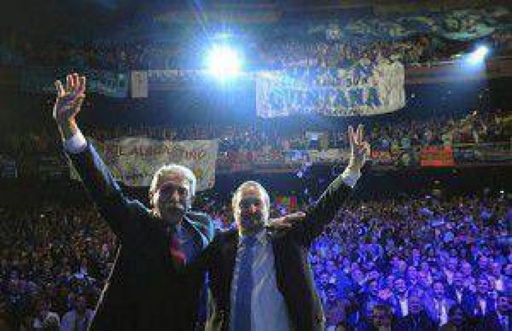 Con gran respaldo de funcionarios, An�bal Fern�ndez cerr� con cr�ticas a Clar�n