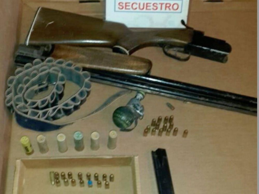 Detienen a tres j�venes con armas y una granada