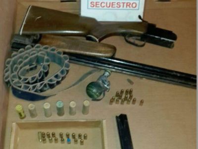 Detienen a tres j�venes con armas y una granada