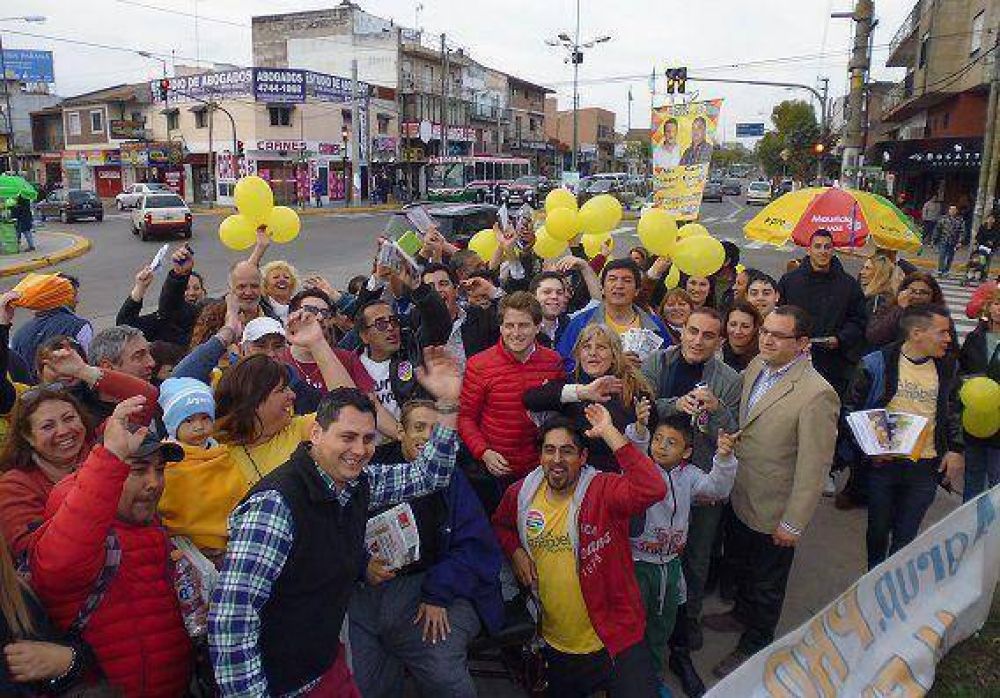 Alex Campbell cerr� su campa�a con una caravana por los barrios
