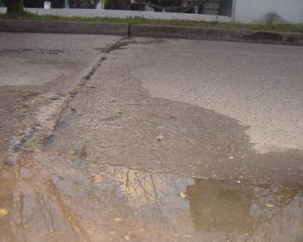 Siguen las quejas en diferentes barrios por los recurrentes derrames de agua