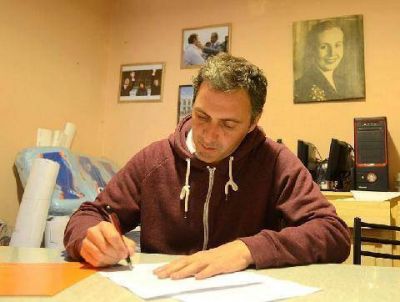 Ariel Notta firm� el acta compromiso con Inundados de Luj�n